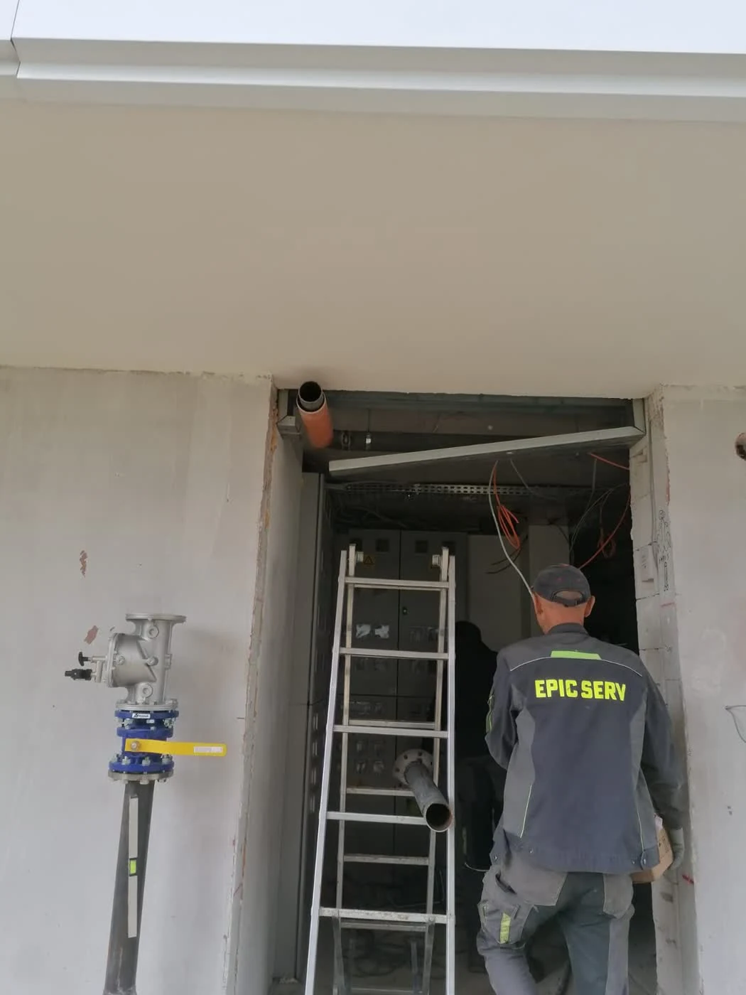 Tehnician EPIC SERV în echipament de lucru în timpul unei lucrări