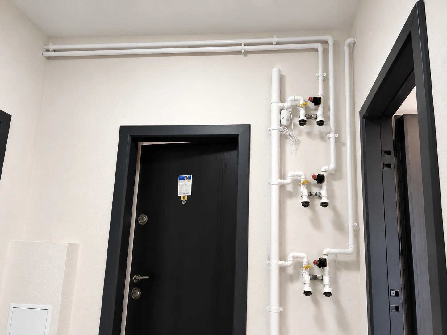 Instalație de gaz cu detector montat pe holul unui imobil
